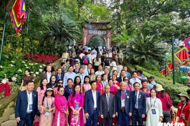 Kiều bào Việt Nam từ muôn phương về Giỗ Tổ Hùng Vương