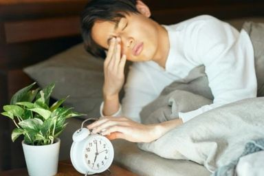 Vì sao chúng ta thường tỉnh giấc trước khi báo thức reo?