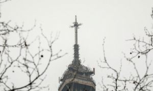 Tháp Eiffel bất ngờ cao thêm 6 mét