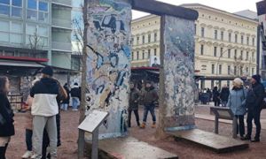 Du ký mùa đông: Bức tường Berlin, Cổng Brandenburg, Trạm kiểm soát Charlie