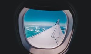 Vì sao phải kéo màn cửa sổ khi máy bay cất cánh và hạ cánh?