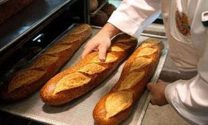 Thợ bánh mì Pháp bị phạt gần 4.000USD vì… quá chăm chỉ