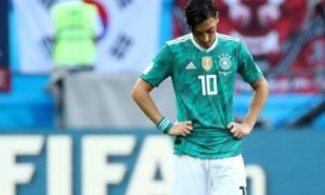 Tố LĐBĐ Đức ''phân biệt chủng tộc'', Özil rời tuyển