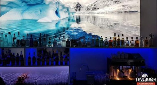 Giải nhiệt trong quán bar làm từ băng tại Berlin, Đức
