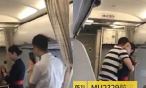 Bạn trai cầu hôn trên máy bay khiến nữ tiếp viên bị cho thôi việc