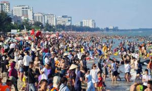 Hàng nghìn người đổ về biển ngày lễ, nhiều người không đeo khẩu trang