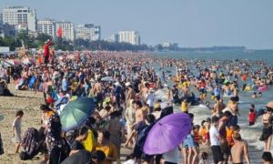 Sầm Sơn “đảo chiều”: Du khách ùn ùn đổ về, bãi biển ken đặc người