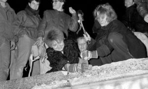 30 năm Bức tường Berlin sụp đổ: Cựu TBT Đông Đức oán lãnh đạo Liên Xô Gorbachev