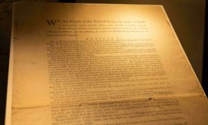 Bản in hiếm hoi của Hiến pháp Mỹ bán với giá 43,2 triệu USD