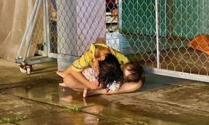 Hình ảnh bé gái bế em nhỏ ngủ gục dưới hiên trong cơn mưa, chủ nhân bức ảnh kể...