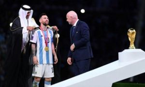 Vô địch World Cup, Messi được đích thân Quốc vương Qatar khoác lên người áo...
