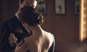 Đưa bạn về nhà chơi nhưng vợ mãi mới mở cửa, người chồng sững sờ với cảnh...