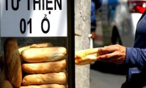 Bàn tay đeo đầy vàng móc ổ bánh mì từ thiện