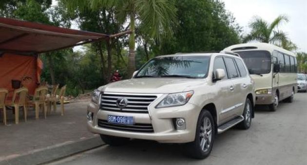 Quà Tết đúng quy định, xe công đi chơi chùa