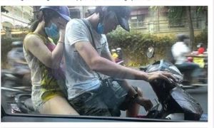 Lĩnh trọn túi nôn từ xe buýt - ý thức giao thông ở đâu?