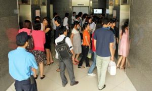 Người nước ngoài trố mắt vì người Việt đi 1 tầng cũng đợi thang máy