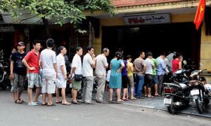 “Phải xếp hàng để ăn phở rồi bị chửi, tôi thà chết còn hơn!”