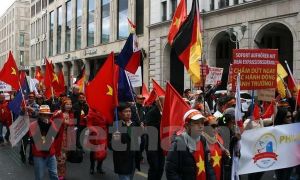 Berlin: Đông đảo người Việt tại Đức biểu tình phản đối Trung Quốc