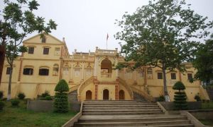 Cận cảnh dinh thự hàng ngàn m2 của vua Mèo