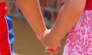 Xử lý thú vị của người mẹ khi con gái 5 tuổi thông báo có... 5 bạn trai