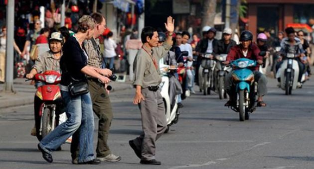 Văn hóa lái xe của người Việt bao giờ mới bằng người Lào?