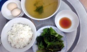 Cái nghèo lộ ra từ nết ăn