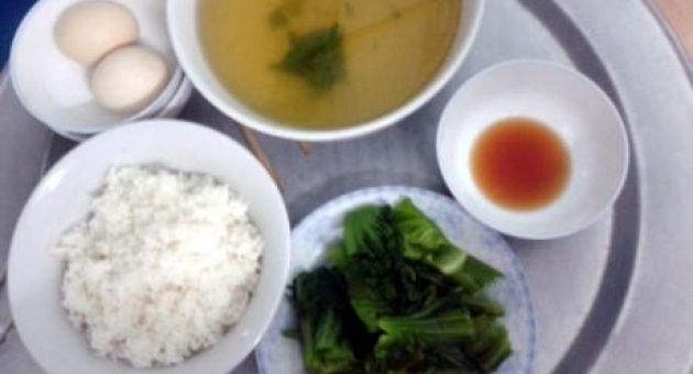 Cái nghèo lộ ra từ nết ăn