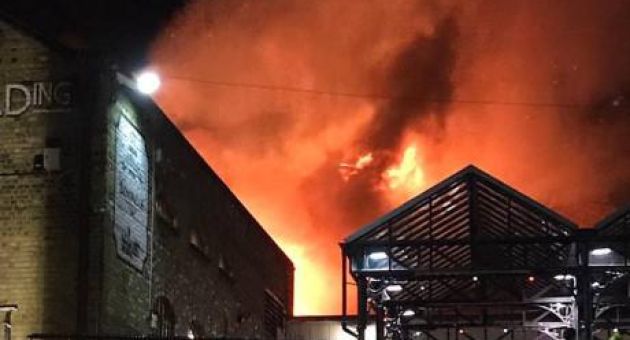 Lại cháy ở London: Khu chợ Camden chìm trong biển lửa