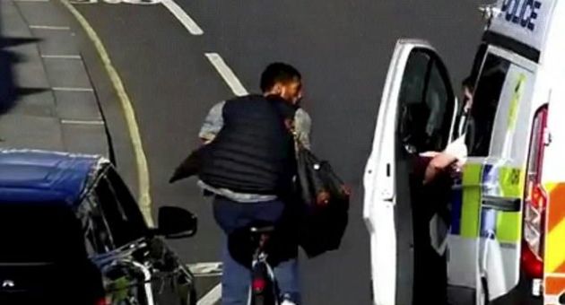 Cảnh sát Anh dùng cửa ô tô để hạ một tên trộm