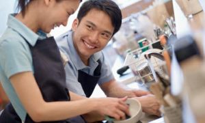 Khoa học chứng minh đàn ông rửa bát giúp vợ sẽ kiếm tiền giỏi hơn, sự nghiệp...