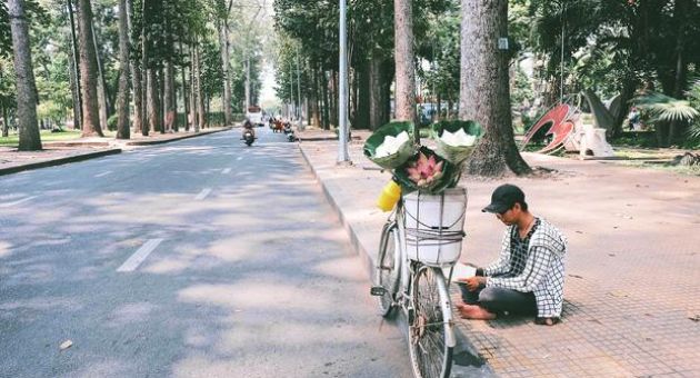 Ngày hè đẹp nhất của con nít nhà nghèo: Bán sen, bán chè nhưng vui biết bao vì...