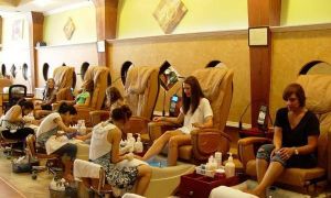 Nghề nail: Nghề hít thở hóa chất độc hại