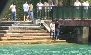 Đừng để người Việt xấu thêm: Du khách Việt tiểu bậy xuống hồ nổi tiếng...