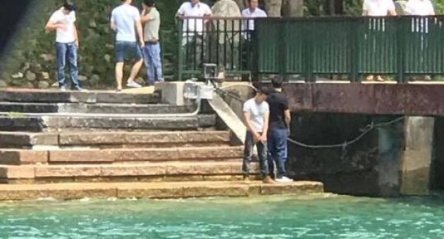 Đừng để người Việt xấu thêm: Du khách Việt tiểu bậy xuống hồ nổi tiếng...