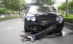 Đâm vào siêu xe đắt tiền, người mẹ nghèo nhận được đề nghị khó ngờ từ chủ xe