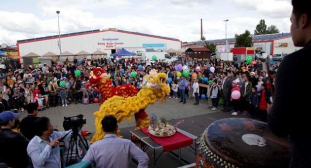 Một số người Việt ở Đức vẫn thích đua nhau mở tiệc đông người