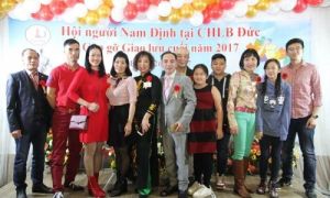 Muôn vẻ kiều bào đón
