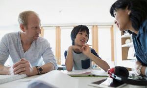 Làm gì khi con cái không muốn nhận mình là người Việt?