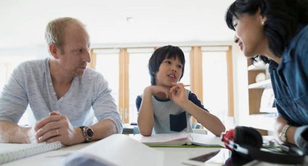 Làm gì khi con cái không muốn nhận mình là người Việt?