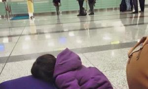 Đứa bé mang một nửa dòng máu Việt, nhưng không được chào đón ở cửa khẩu quê...