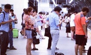 Một ‘thế hệ cúi đầu’ đang tạo ra những con người yêu thương trong cô đơn