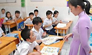 Giáo viên quỳ, “bỗng dưng” mất việc: Xin lỗi, ai giỏi muốn vào sư phạm?