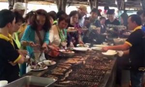 Du khách Trung Quốc ồn ào, cư xử kém: Có nên chào đón?