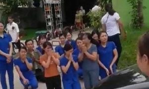 Hãy đứng lên đi. “Người ta lớn bởi vì ta quì xuống…”