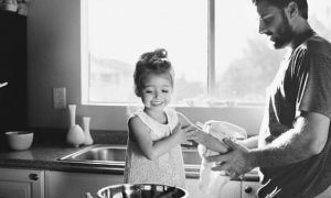 10 điều cha dạy con gái tốt hơn mẹ