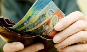 Giả khổ mượn tiền 9 người bạn thân, 7 người từ chối, 2 người còn lại nói rằng…