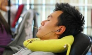 ‘Khách Tây kinh hãi vì bạn tôi ngậm tăm lúc ngủ trên máy bay’