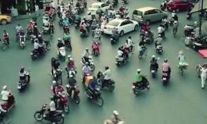 Video quay đường phố Hà Nội khiến khách Tây không tin có thật