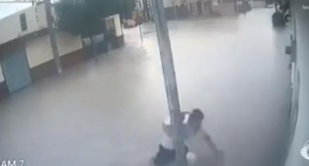 Đoạn clip 3 người liên tiếp bị điện giật bất tỉnh khi chạm tay vào cột điện...