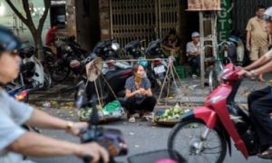 Khách Tây thấy tội lỗi vì mặc cả tiền mua ấm trà ở TP HCM